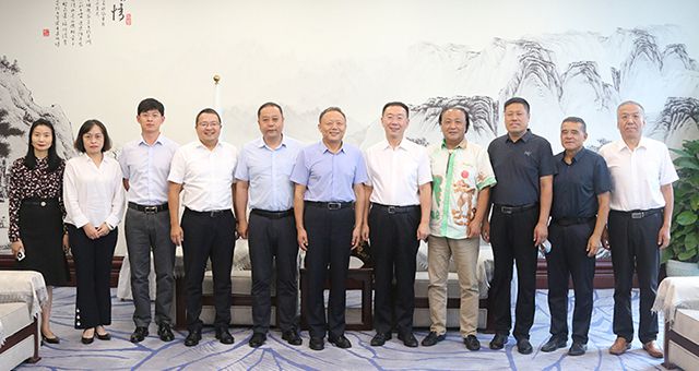 朝陽市人大副主任張秀軍等領(lǐng)導一行蒞臨集團考察交流